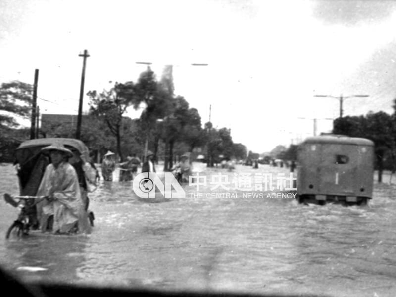 凱蒂颱風帶來豪雨，高雄市建國二路淹水高度超過膝蓋，汽車在水中拋錨。（中央社檔案照片）