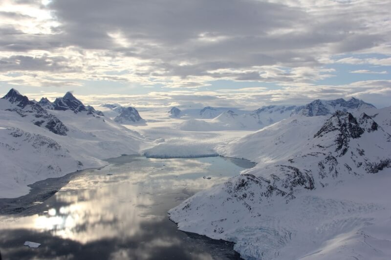 20日發表的新研究指出，格陵蘭島很大一部分地區曾是無冰苔原，顯示格陵蘭島的冰層更容易受到人類導致的氣候變遷所影響。圖為格陵蘭的峽灣。（Kristin Laidre/University of Washington/Handout via 路透社）