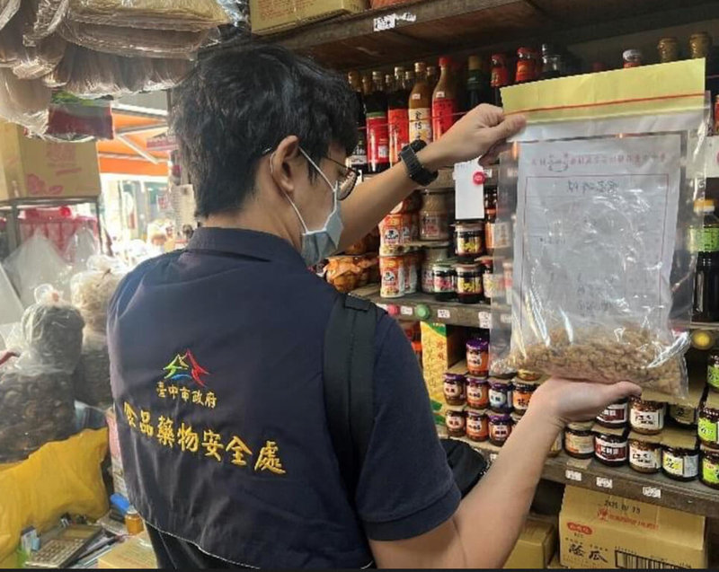 台中市食品藥物安全處日前稽查市面24家業者，抽驗40件醃漬蔬菜，其中6件不合格。已要求業者立即下架。（台中市食安處提供）中央社記者趙麗妍傳真  112年7月21日