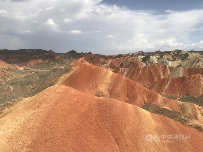 甘肅省丹霞國家地質公園是中國著名旅遊景點。圖為波浪起伏、色彩炫麗的丹霞地貌。中央社記者周慧盈張掖攝 112年7月22日