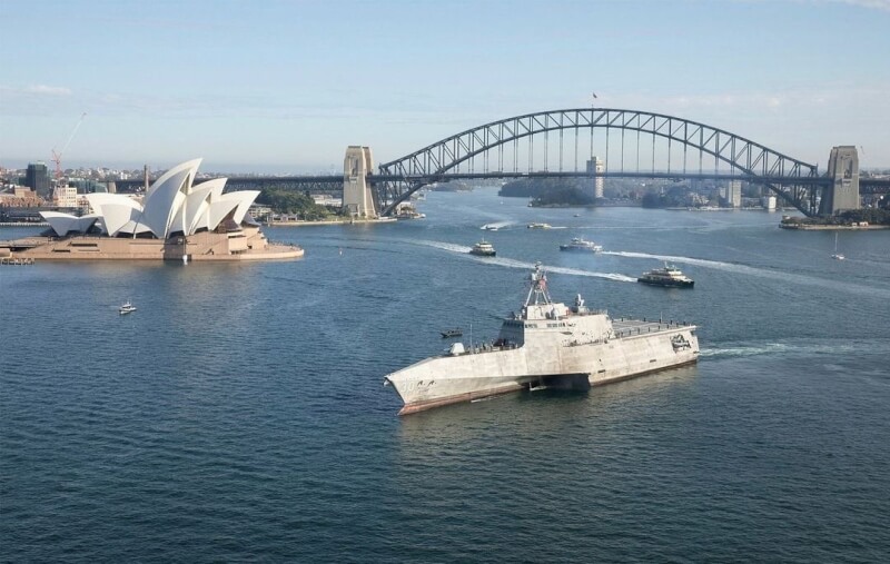 美軍獨立級濱海作戰艦「坎培拉號」22日在澳洲雪梨成軍服役。（圖取自twitter.com/USEmbAustralia）