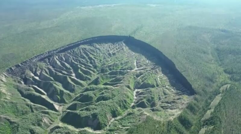 位於俄羅斯遠東地區、長達1公里的巴塔蓋卡巨坑，是世界最大的永凍土融坑，它的面積正在擴大。（路透社）