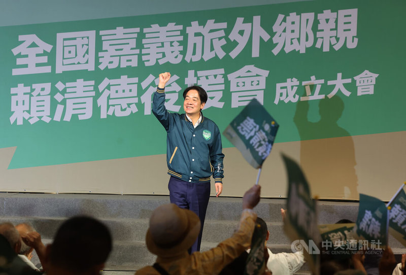 民進黨總統參選人賴清德（中）22日下午現身新北市新莊區，出席「全國嘉義旅外鄉親賴清德後援會」成立大會，一上台就受到支持者熱烈歡迎，歡呼聲不斷。中央社記者趙世勳攝 112年7月22日