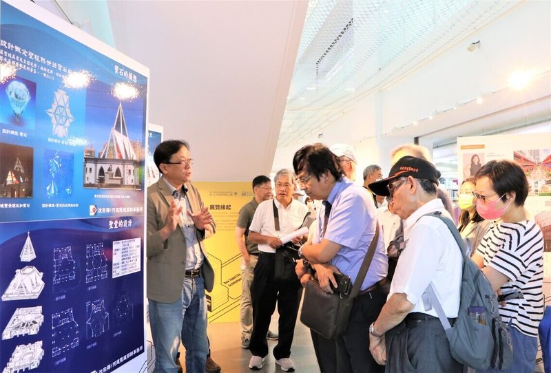 新北市立圖書館與新北市建築師公會合作，22日起在新北市圖總館推出「城市美學建築師作品展」，開幕首日並由建築師導覽說明建築設計理念。（新北市立圖書館提供）中央社記者黃旭昇新北市傳真  112年7月22日