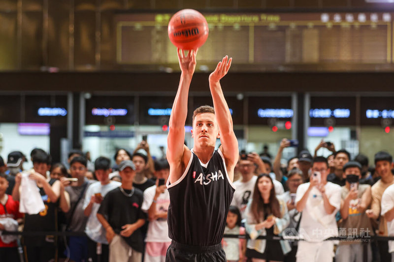 美國職籃NBA邁阿密熱火隊球星羅賓森(Duncan Robinson)(前中)訪台,22日下午在台北車站出席「台美球星3分球交流活動」,吸引大批粉絲到場關注。中央社記者鄭清元攝 112年7月22日