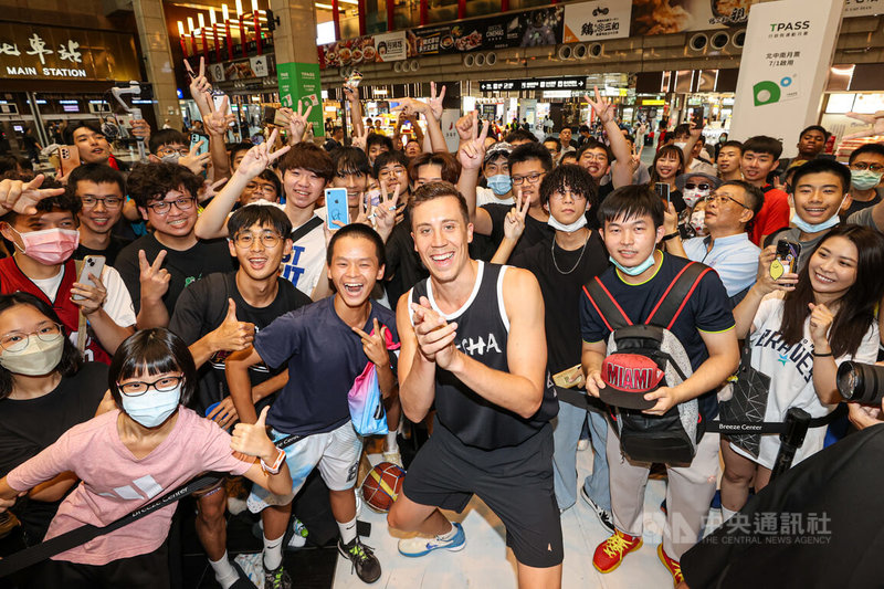 NBA邁阿密熱火隊球星羅賓森(Duncan Robinson)(前中)應邀訪台,22日下午在台北車站出席公開活動,羅賓森現場展現高度親和力,熱情與粉絲近距離合影。中央社記者鄭清元攝 112年7月22日