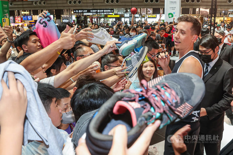NBA邁阿密熱火隊球星羅賓森(Duncan Robinson)(前右)22日下午在台北出席台北籃球3分球交流活動,許多球迷拿著球衣、球鞋爭相請他簽名,羅賓森也展現高度親和力,與民眾近距離互動。中央社記者鄭清元攝 112年7月22日