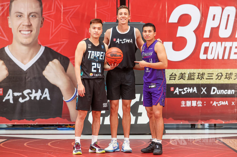 NBA邁阿密熱火隊球星羅賓森(Duncan Robinson)(中)22日下午在台北出席台美籃球3分球交流活動,與台灣職籃聯盟P. LEAGUE+ 新竹街口攻城獅隊球星高國豪(右)、台北富邦勇士隊球星簡廷兆(左)切磋交流。中央社記者鄭清元攝 112年7月22日