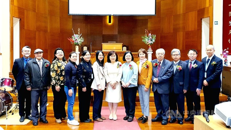 阿根廷中文僑校校長及僑務委員歡迎講師湯謦華(左6)與陳玉明(右6)蒞臨阿根廷,分享華語教學經驗。駐阿根廷代表謝妙宏(中,著白色套裝者)也到場致意,感謝講師為華語教學付出心力。中央社記者黃韻如布宜諾斯艾利斯攝 112年7月22日