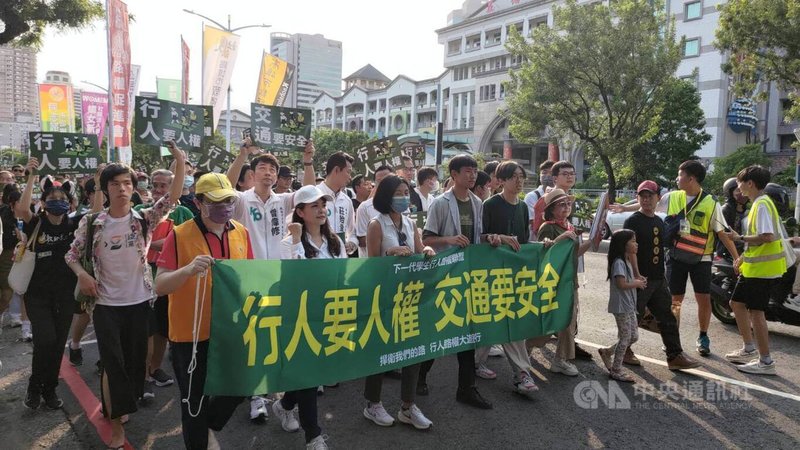 「下一代學生行人路權聯盟」發起遊行活動，22日下午在高雄登場，盼藉遊行提出4大訴求，包括「完善人行道，道路規劃以人為本」、「考照不能雞腿換，道安教育要做對」、「危害行人積極取締，執法不偷懶」、「交通要安全，弱勢族群不危險」。中央社記者蔡孟妤攝  112年7月22日