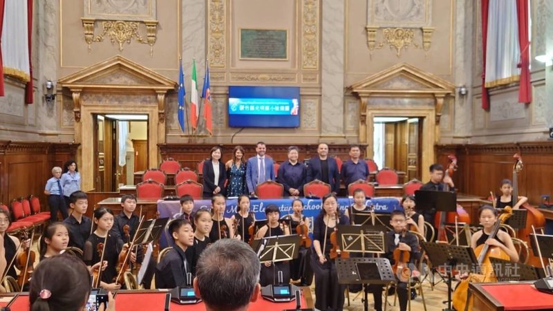 竹縣光明國小弦樂團18日前進羅馬市議會演出，透過音樂的傳遞讓大家更認識台灣。（台灣在義大利文化協會會長湯美快提供；郭昭勳攝影）中央社記者陳攸瑋羅馬傳真 112年7月22日
