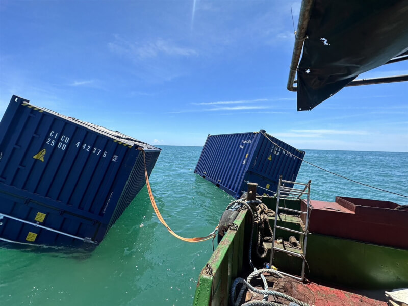 帛琉籍貨櫃船「天使輪」在高雄港外海進水沉沒，船上漂流貨櫃約500到600只，至21日晚間打撈23只貨櫃上岸。（高雄港務分公司提供）