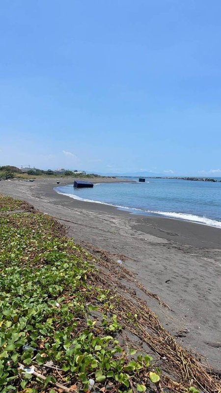 帛琉籍貨櫃船「天使輪」在高雄港外海進水沉沒，約500到600只貨櫃落海向南漂流至高屏溪出海口、小琉球附近海域。高雄市政府表示，將協助漁民舉證求償，並加強宣導漁船注意避讓。（高市府海洋局提供）中央社記者張祈傳真 112年7月22日