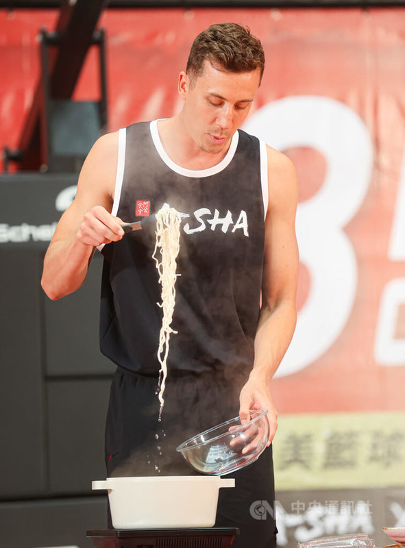 美國職籃NBA邁阿密熱火隊球星羅賓森(Duncan Robinson)21日抵台展開訪問行程,外號「阿舍哥」的他22日下午在台北出席活動,更現場親自下廚煮麵,動作十分熟練。中央社記者鄭清元攝 112年7月22日