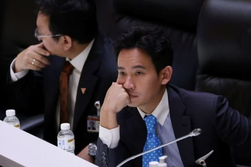 泰國前進黨黨魁皮塔(前)在19日的國會總理選舉中二度失利。(路透社)