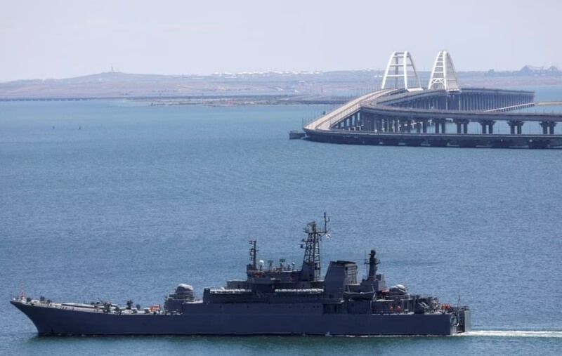 17日一艘俄羅斯海軍兩棲登陸艦在克里米亞大橋附近移動。（路透社）