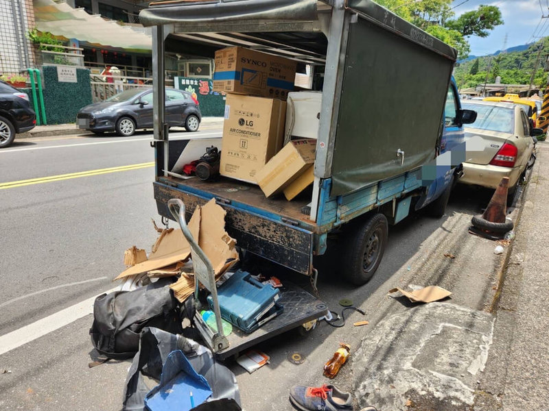 2名男性冷氣工人23日上午在基隆市暖暖區過港路旁將貨車所載運冷氣卸下,準備到業主家安裝時,卻突然遭失控車輛撞上,其中一人傷重送醫搶救中,另一人輕傷。(讀者提供)中央社記者王朝鈺傳真 112年7月23日