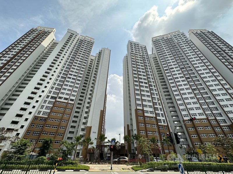 新加坡多數房屋由國家建造，大部分民眾生活離不開一座座稱為「組屋」的高樓；遍布全島的組屋形成獅城獨特人文風景。圖為今年初落成，位於馬西嶺區的組屋。中央社記者侯姿瑩新加坡攝 112年7月23日