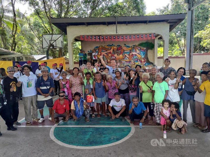 中華民國駐菲律賓代表周民淦（後藍衣者）9日參與台商赴原住民社區捐助物資活動，並與原住民合影。中央社記者陳妍君蘇比克灣攝  112年7月23日