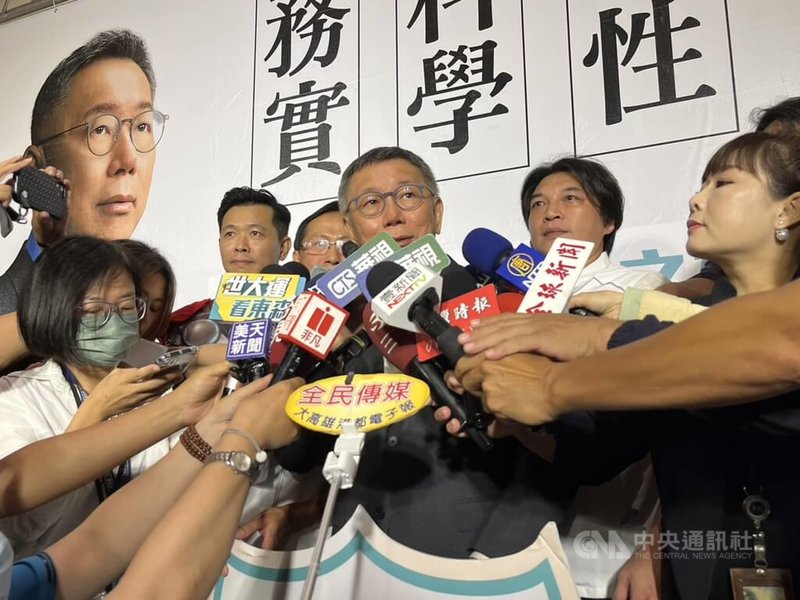 台灣民眾黨總統參選人柯文哲（右3）23日下午到高  雄出席「高雄市台灣選哲之友會」成立大會，會前受訪表示，不可諱言自己過去較少到南部，這次活動是個開始，未來會將強中南部經營。中央社記者林巧璉攝  112年7月23日