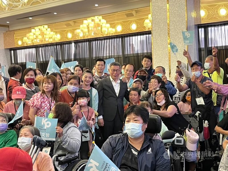 民眾黨總統參選人柯文哲（後中）23日南下出席「高雄市台灣選哲之友會」成立大會，現場湧進大批支持者相挺，柯文哲致詞後也到台下與現場輪椅族等支持者合影、致意。中央社記者林巧璉攝  112年7月23日