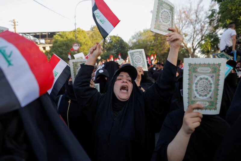 伊拉克數千名民眾22日手拿著可蘭經及國旗走上街頭，抗議瑞典和丹麥焚燒或損毀可蘭經的行為。（路透社）