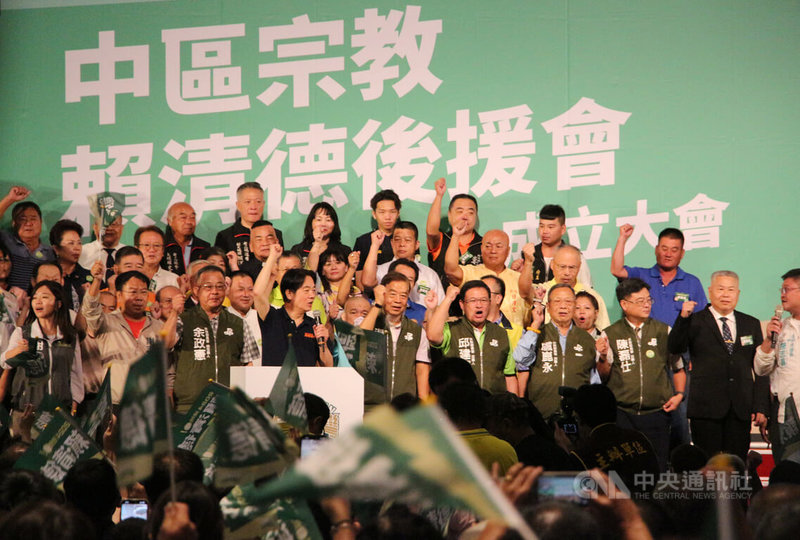 民進黨總統參選人賴清德（前左4）23日出席中區宗教後援會成立大會，會中有超過500個宗教團體參與，現場支持者高呼當選口號。中央社記者蘇木春攝  112年7月23日