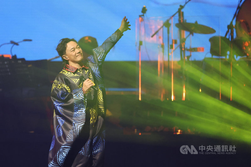 金曲歌王陳奕迅在台北小巨蛋舉辦Fear and Dreams世界巡迴演唱會，23日晚間來到最終第7場，舞台絢麗燈光效果搭配動感歌曲，讓全場氣氛沸騰。中央社記者趙世勳攝　112年7月23日