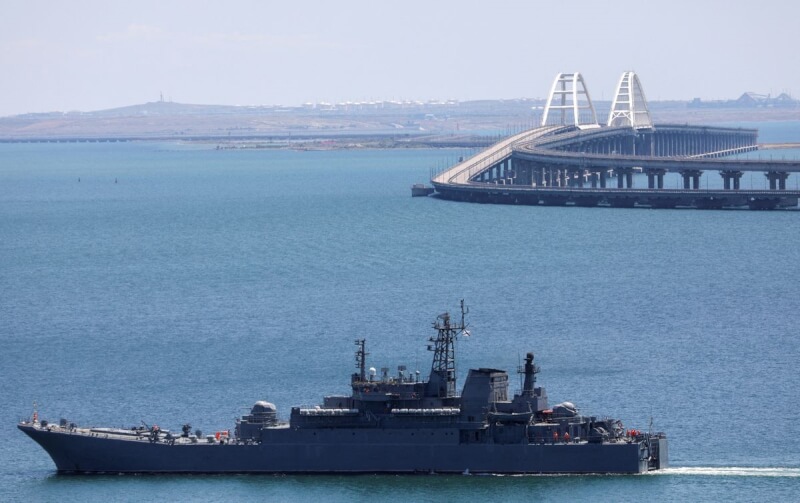 17日一艘俄羅斯海軍兩棲登陸艦在克里米亞大橋附近移動。（路透社）