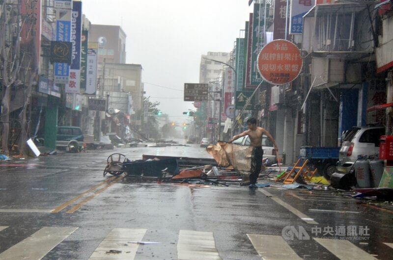 根據中央氣象局紀錄，前1次中心登陸台灣的強颱，要回溯到2016年尼伯特，於台東登陸，當地出現17級強陣風。圖為當時台東街道一片凌亂。（中央社檔案照片）