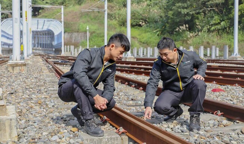颱風杜蘇芮逐漸逼近台灣,新北大眾捷運公司23日表示,已進行廠站巡檢,並針對容易鬆脫的設施設備加強各項防颱措施。圖為新北捷運工作人員巡視軌道狀態。(新北捷運公司提供)中央社記者王鴻國傳真 112年7月23日