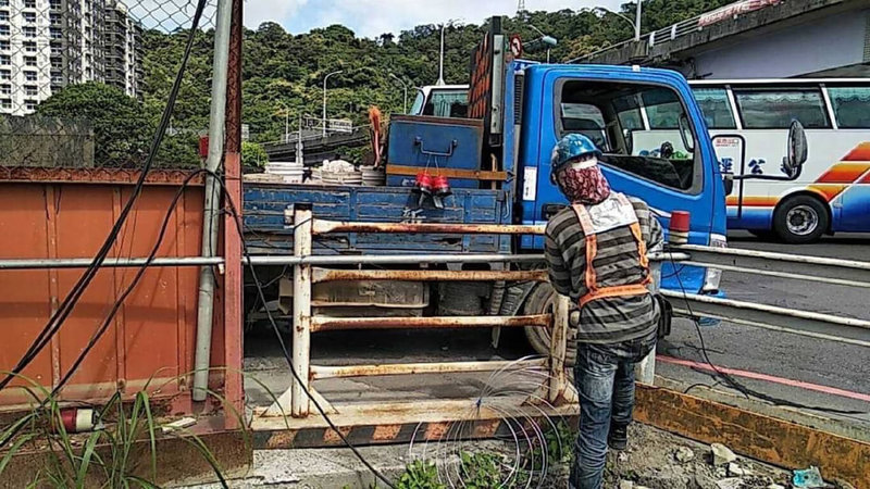 颱風杜蘇芮襲台機率高,新北捷運等重大工程23日已進行設備緊固巡檢等措施,待海上陸上颱風警報發布,新北市政府捷運工程局將成立防颱應變中心,每3小時巡查工區1次,以確保工區安全。(新北市政府捷運工程局提供)中央社記者王鴻國傳真 112年7月23日