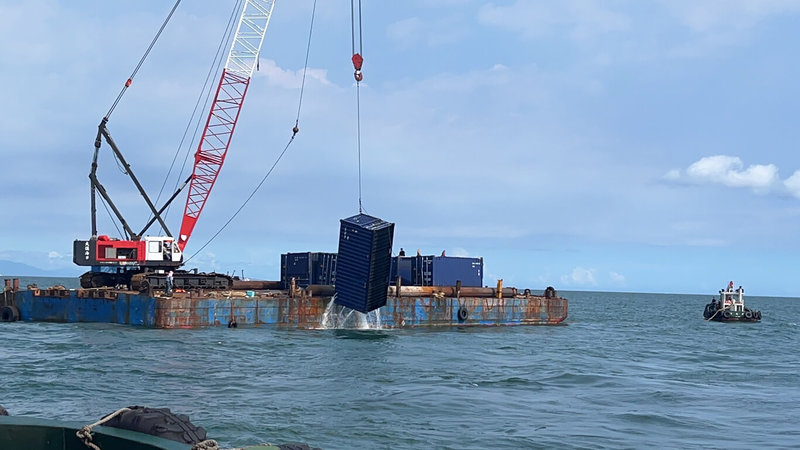 帛琉籍貨櫃船「天使輪」20日在高雄港外海進水沉沒，大量空貨櫃向南漂到屏東沿岸，高雄港務分公司表示，截至23日下午3時已打撈147只貨櫃，目前漂流貨櫃所在區域以南星、大林蒲及林園沿岸海域為主，另外小琉球和東港海域尚有零星貨櫃漂散，目前正在處理中。（高雄港務分公司提供）中央社記者林巧璉傳真  112年7月23日