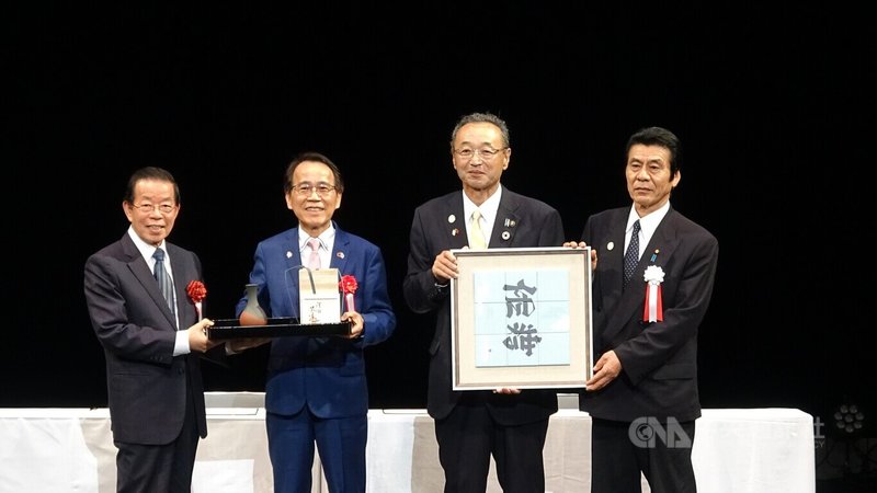 高雄市副市長林欽榮(左2)與佐渡市市長渡邊龍五(右2)簽署友好城市交流協定。中央社記者楊明珠新潟攝 112年7月23日