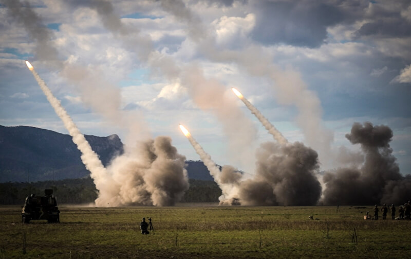 澳洲與美國部隊22日進行作戰演習，排練以精準的海馬士火箭系統發動攻擊。（法新社）
