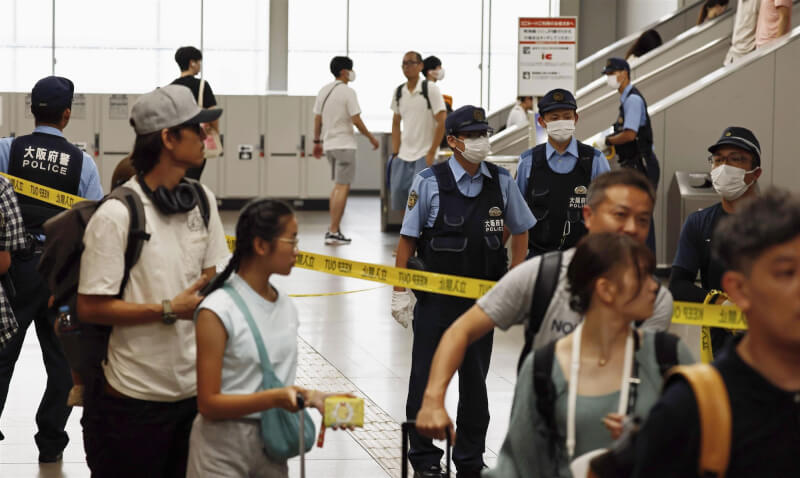 日本大阪23日發生37歲男子攜帶3把刀疑似在開往關西機場的電車內刺傷3人。圖為警方在臨空城站拉起封鎖線。（共同社）