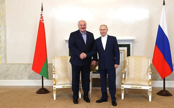 俄羅斯總統蒲亭（右）23日在聖彼得堡接待他的親密盟友、白俄羅斯總統魯卡申柯（左）。（圖取自克里姆林宮網頁kremlin.ru）