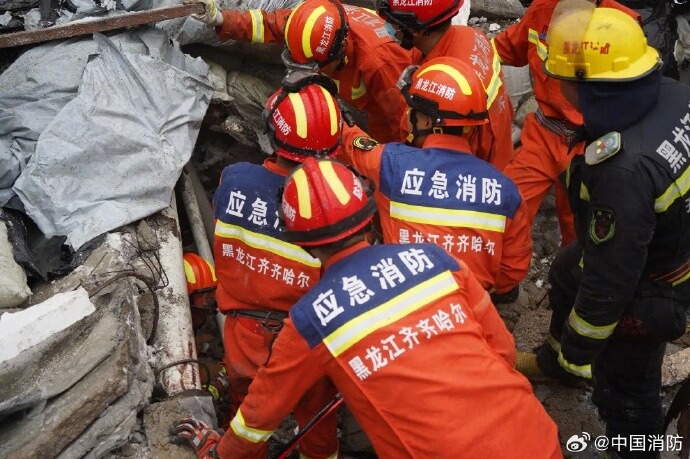 黑龍江省齊齊哈爾市第三十四中學體育館屋23日下午近3時突然發生全面坍塌，現場據報有10餘人被困。（圖取自中國消防微博weibo.com）