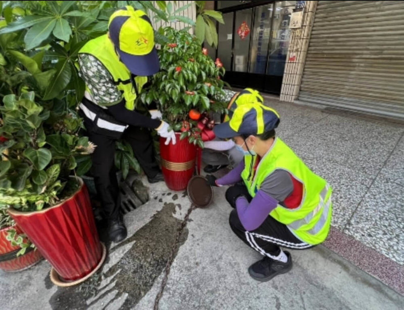 防治登革熱疫情蔓延，台中市近日卻有民眾不願配合消毒工作，衛生局人員依傳染病防治法開罰。圖為巡查人員將花盆底積水倒出，避免成為病媒蚊孳生源。（台中市政府提供）中央社記者趙麗妍傳真  112年7月24日