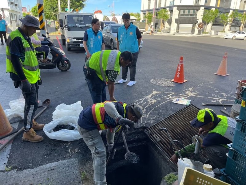 颱風杜蘇芮持續接近台灣，各地加強防颱整備，花蓮市長魏嘉彥（後右）24日視察清溝作業，也提醒民眾做好防颱準備。（花蓮市公所提供）中央社記者李先鳳傳真  112年7月24日