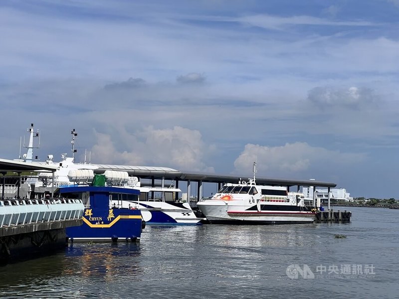 受到颱風杜蘇芮影響，往返小琉球的航線業者24日已陸續預告，26日至28日共3天停航。中央社記者李卉婷攝  112年7月24日