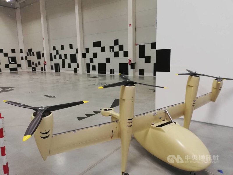 捷克正積極研發被稱為「空中計程車」的可載人無人飛行載具，並盼台灣參與相關技術合作。目前研發中的載人無人機可乘載4人，飛行高度約3000公尺，現階段只有模型，還無實體機。中央社記者汪淑芬攝 112年7月24日