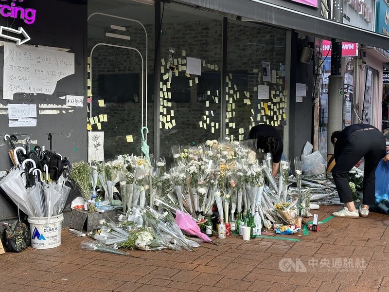 韓國首爾市地鐵2號線新林站鄰近巷弄21日發生持刀隨機攻擊事件，許多市民到場留下鮮花及留言追悼。中央社記者廖禹揚首爾攝  112年7月24日