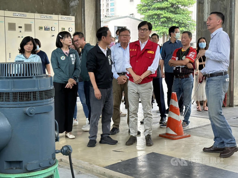 颱風杜蘇芮進逼台灣，高雄市長陳其邁（前右2）24日下午前往視察寶業里滯洪池暨抽水站、七賢抽水站等水利防汛設施，了解防颱整備相關工作情形。中央社記者蔡孟妤攝  112年7月24日