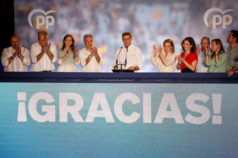 西班牙人民黨在本次選舉中獲得最多席次，主席費霍（中）上台向支持者發表談話。（路透社）