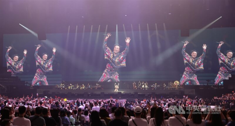 金曲歌王陳奕迅在台北小巨蛋舉辦7場Fear and Dreams演唱會，23日晚間來到最終場，大批歌迷粉絲進場與陳奕迅一起享受演出。中央社記者趙世勳攝 112年7月23日
