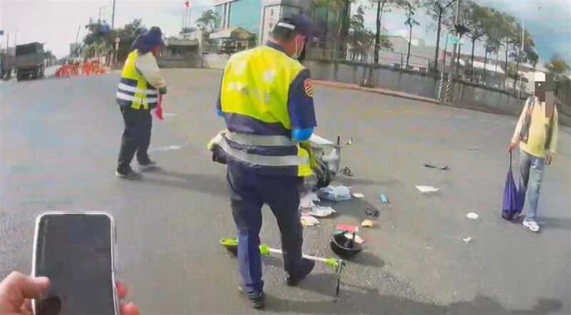 高雄市沿海二路、嘉興街口24日下午發生曳引車與重機車碰撞車禍，曳引車駕駛在事故發生後未下車查看，逕行駛離；警方獲報派員到場處理，全案已依規定測繪、蒐證。（民眾提供）中央社記者林巧璉傳真 112年7月24日