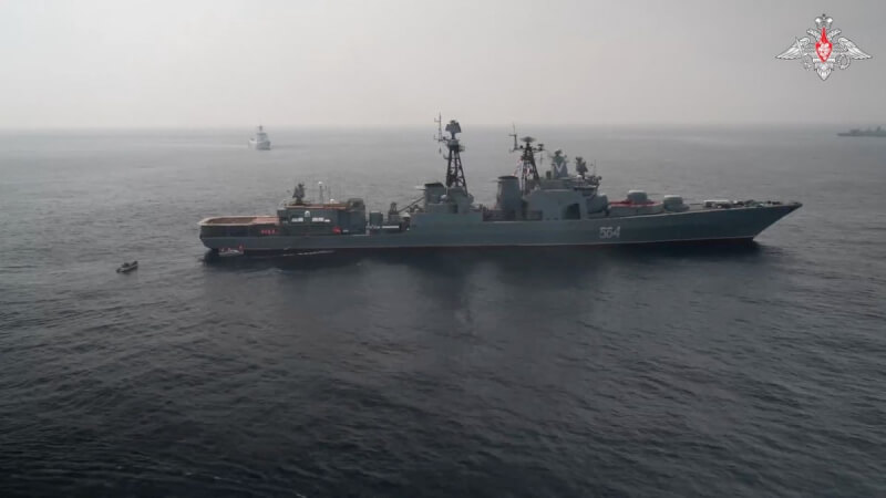 圖為俄羅斯軍艦在日本海海域進行中俄聯合演習。（俄羅斯國防部/Handout via 路透社）