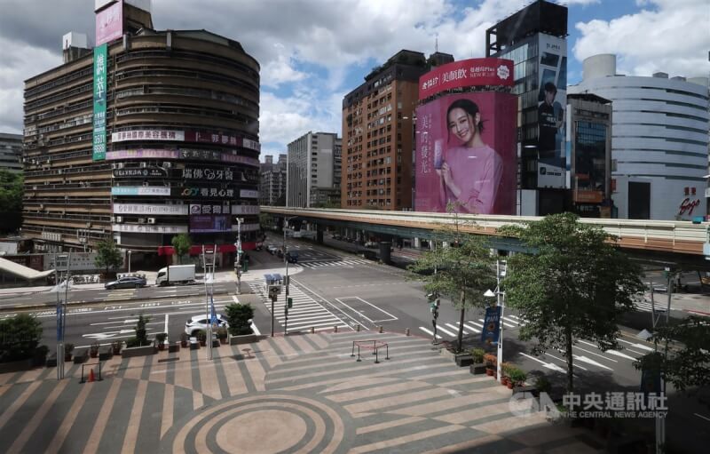 台北市忠孝復興路口街道人車淨空。中央社記者趙世勳攝 112年7月24日