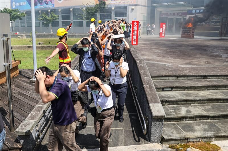 台北市南港車站模擬遭飛彈襲擊，車站人員迅速引導站內民眾疏散至安全處。中央社記者鄭清元攝 112年7月24日